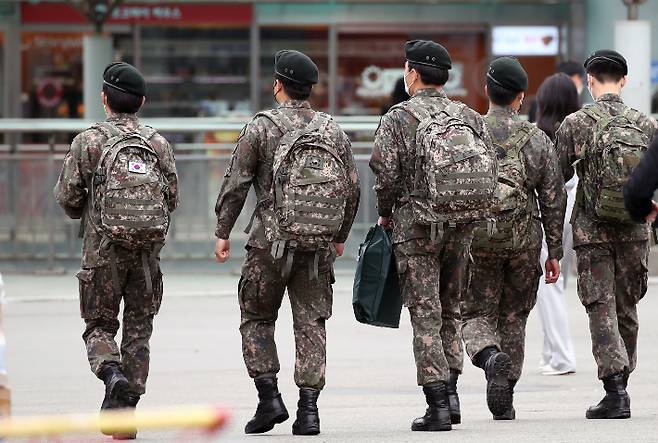 휴가 나온 병사들. 연합뉴스