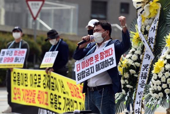 22일 서울 중구 서울시의회 앞에서 한국유흥음식업중앙회 임직원과 유흥주점 업주 등이 ‘형평성 맞는 방역수칙 집합금지 해제 촉구 기자회견’을 열고 있다. 2021. 4. 22 박윤슬 기자 seul@seoul.co.kr