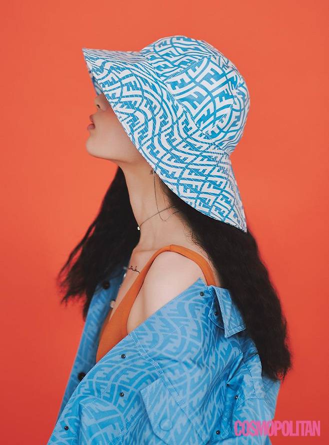 버킷 해트 80만원대, 재킷 가격미정 모두 펜디. 비키니 톱 2만9천원 자라. 이어폰 모티브 목걸이 24만8천원 포트레이트 리포트.