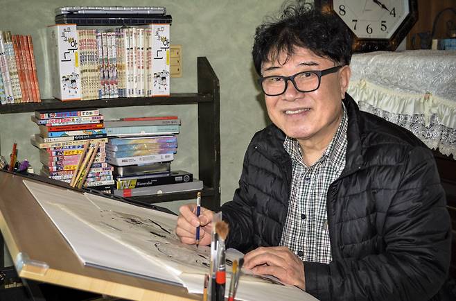 이진주 만화가가 경기 광주시에 있는 자신의 작업실 책상에 앉아 작품에 대해 설명하고 있다. 김태훈 기자