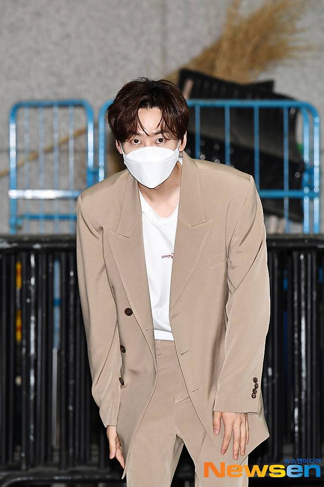 Super Junior (SUPER JUNIOR) member Eunhyuk is on his way to work to attend the MBC every1 entertainment Weekly Idol schedule at MBC Dream Center in Janghang-dong, Ilsan-dong, Goyang-si, Gyeonggi-do on the afternoon of May 24.