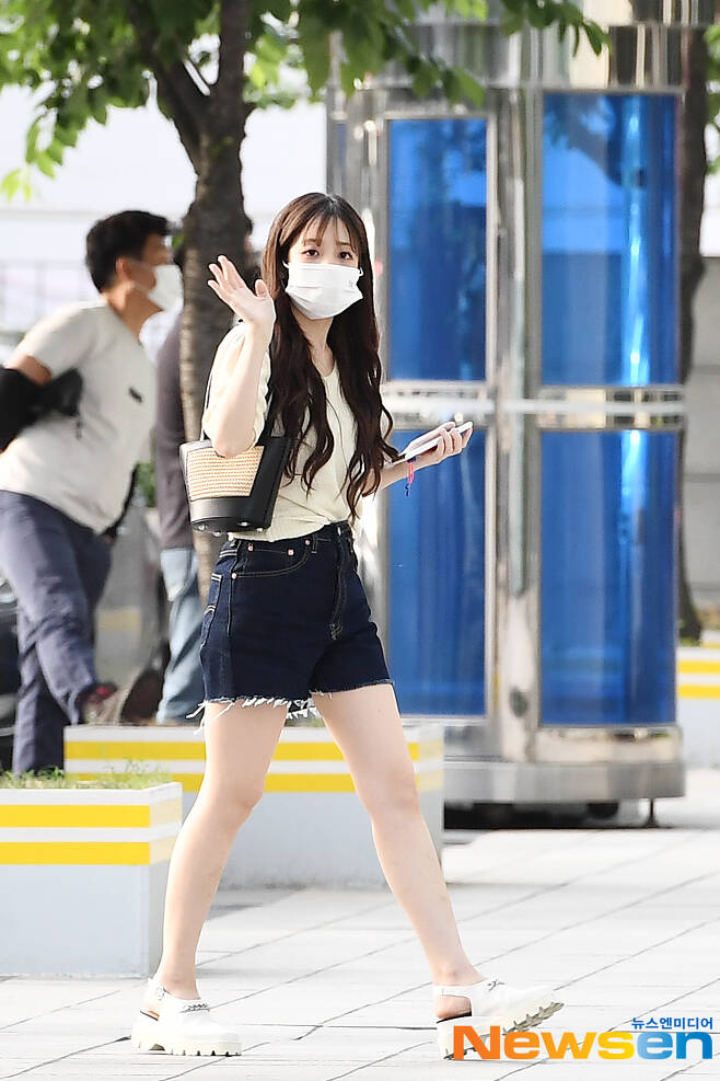 Lovelyz (LOVELYZ) member Yoo Ji-ae is on her way to work as a special DJ for SBS Power FM Lee Juns Young Street at SBS Mok-dong, Yangcheon-gu, Seoul, on the afternoon of May 24.
