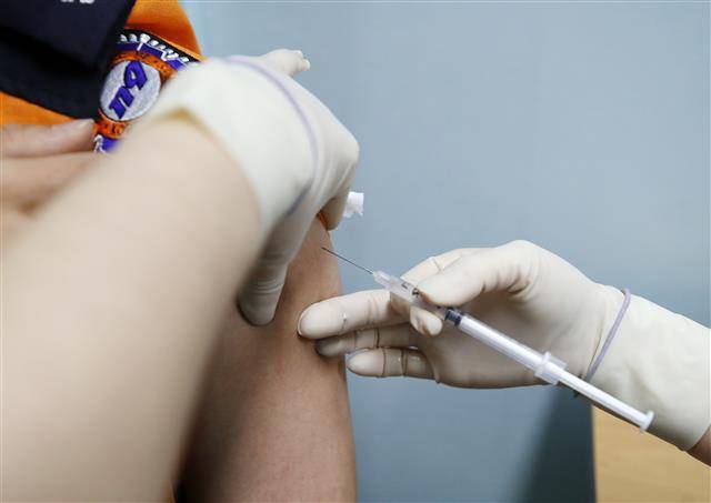 사회 필수인력 소방관 AZ백신 접종 시작 - 경찰·해양경찰·소방 등 사회필수인력에 대한 아스트라제네카(AZ) 백신 접종이 시작된 26일 오후 인천광역시 계양구의 한 병원에서 한 소방관이 백신을 접종하고 있다. 2021.4.26 뉴스1