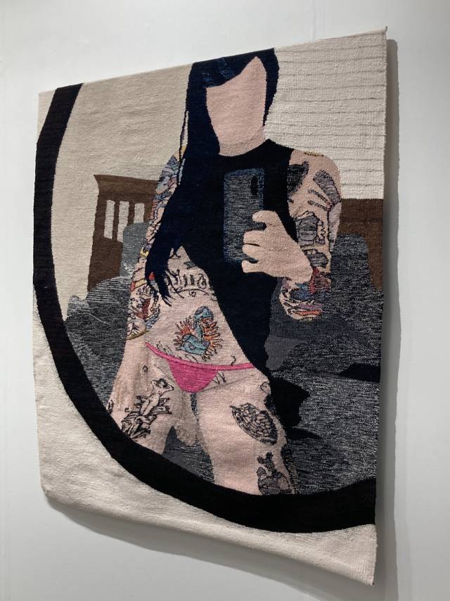 프리즈 뉴욕에 참가한 갤러리 P.P.O.W가 선보인 에린 M.라일리의 신작은 자신의 초상을 그리던 회화를 자수 제작방식으로 바꿔 눈길을 끌었다.