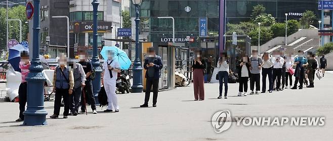 코로나19 신규 확진 이틀째 500명대 (서울=연합뉴스) 김인철 기자 = 24일 오후 서울 중구 서울역 광장에 마련된 신종 코로나바이러스 감염증(코로나19) 임시 선별검사소에서 시민들이 검사를 받기 위해 대기하고 있다. 2021.5.24 yatoya@yna.co.kr