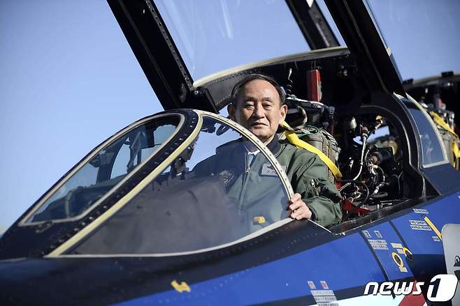 일본 항공자위대 전투기에 탄 스가 요시히데 총리 <자료사진> © AFP=뉴스1