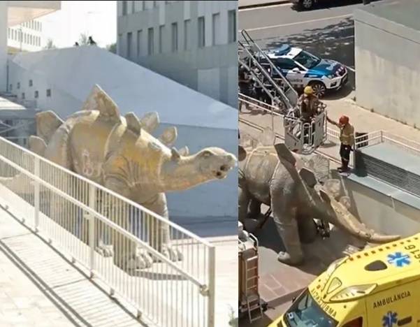 신고를 받고 현장에 출동한 소방대원들이 공룡 조각상의 다리를 철거하고 있다. (BBC 갈무리) © 뉴스1