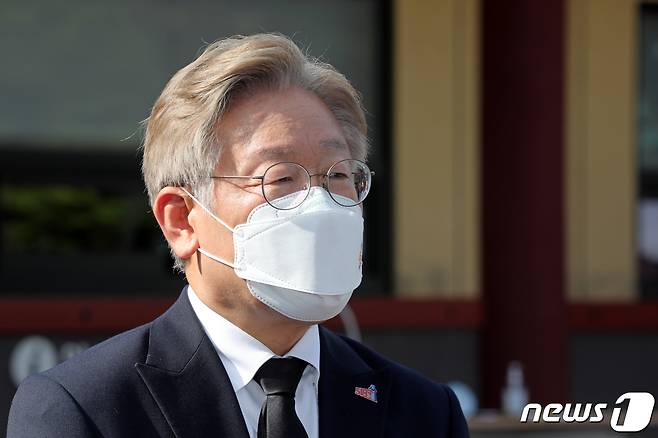 (경기=뉴스1) 진현권 기자 = 이재명 경기도지사가 한국매니페스토실천본부 평가 결과 공약을 가장 잘 이행하고 있는 자치단체장에 3년 연속 선정됐다. /뉴스1 © News1 황희규 기자