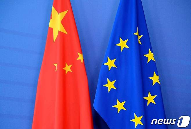 중국 오성홍기와 유럽연합기. © AFP=뉴스1 자료 사진