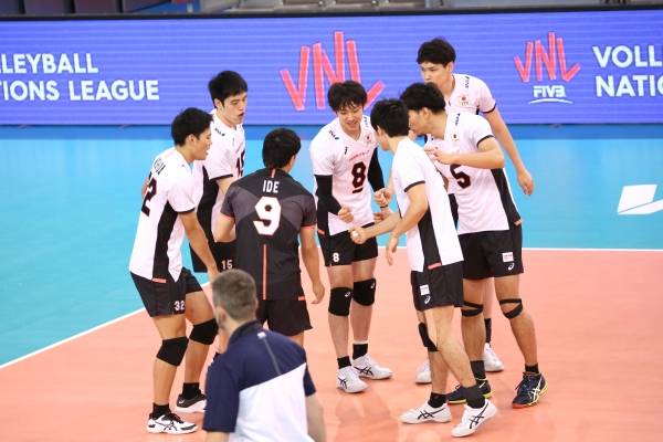 일본남자배구대표팀 주장이었던 야나기다 마사히로(8번)