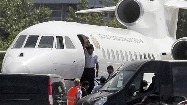 에보 모랄레스 볼리비아 대통령이 2013년 모스크바 방문 뒤 귀국길에 오스트리아에 강제 착륙해, 전용기밖으로 모습을 드러내손을 흔들고 있다./AFP 자료사진