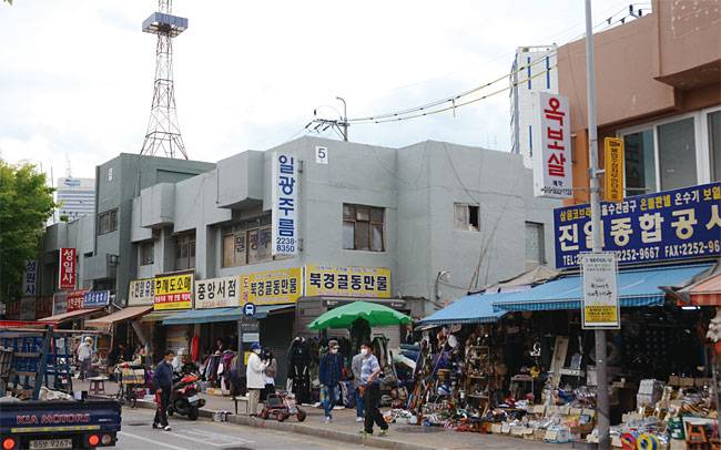 서울지하철 1·6호선 동묘앞역 인근 삼일시민아파트. 사진 고성민 조선비즈 기자