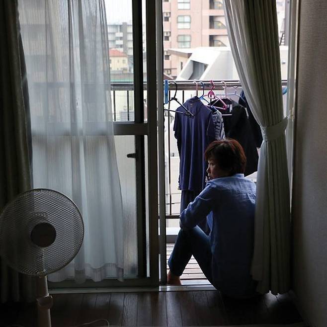 처음 엄마를 기록해야겠다고 생각한 순간. 2014년 엄마를 오랜만에 만났을 때 담배를 피운다고 스치듯 얘기했다. 베란다에 쭈그려 앉은 엄마를 찍자 왜 이런 걸 찍냐고 짜증 냈는데, 그게 이상하게 반가웠다