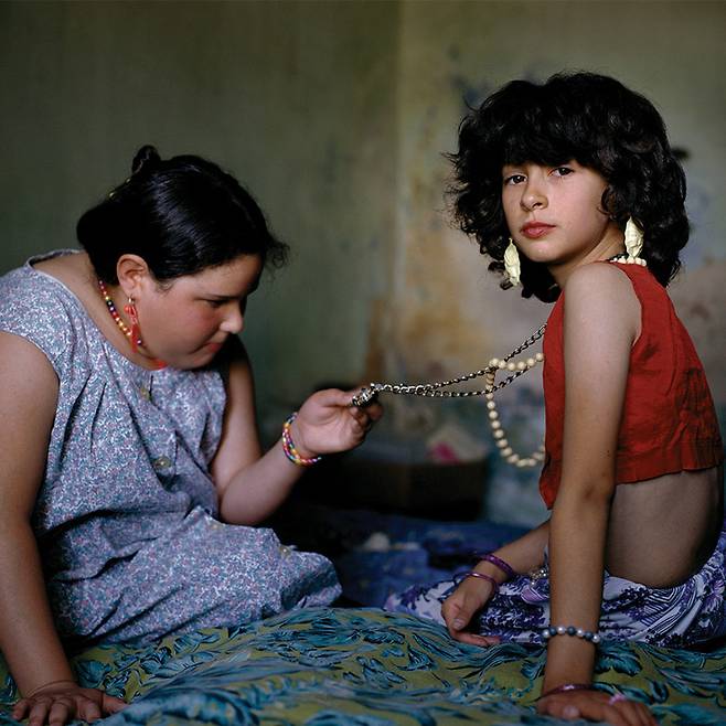 사춘기에 접어든 두 소녀의 기록이 담긴 〈기예와 벨린다의 모험, 그리고 이들의 불가사의한 꿈 The Adventures of Guille and Belinda and the Enigmatic Meaning of Their Dreams〉 속 사진들. ⓒ Alessandra Sanguinetti/ Magnum Photos/Europhotos.