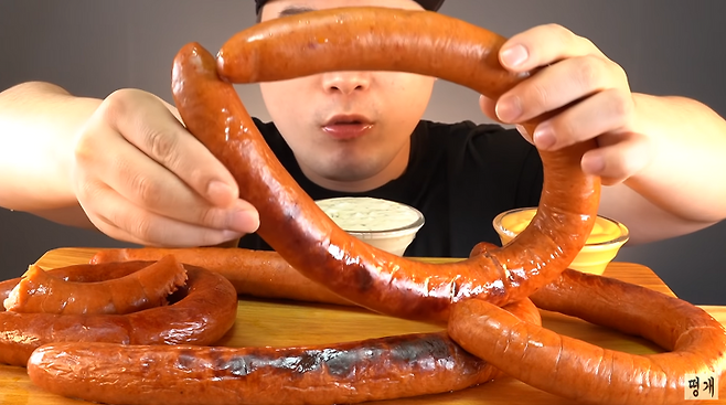 출처: 대왕 킬바사소세지 먹방~!! 리얼사운드 ASMR social eating Mukbang(Eating Show)