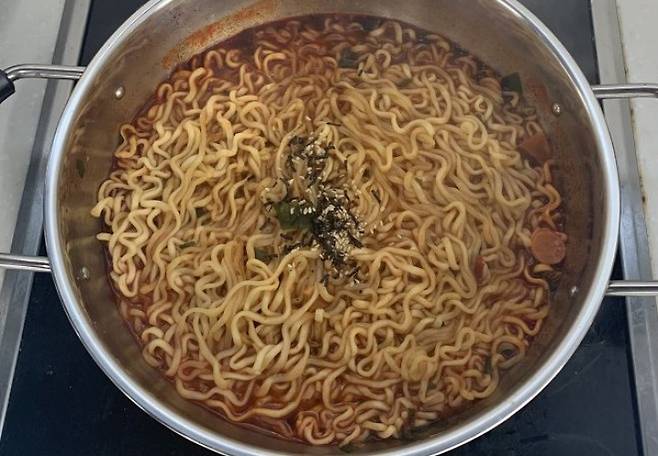 한국에서 맵다고 유명한 라면들 섞어 먹어본 결과 | 함냐함냐함