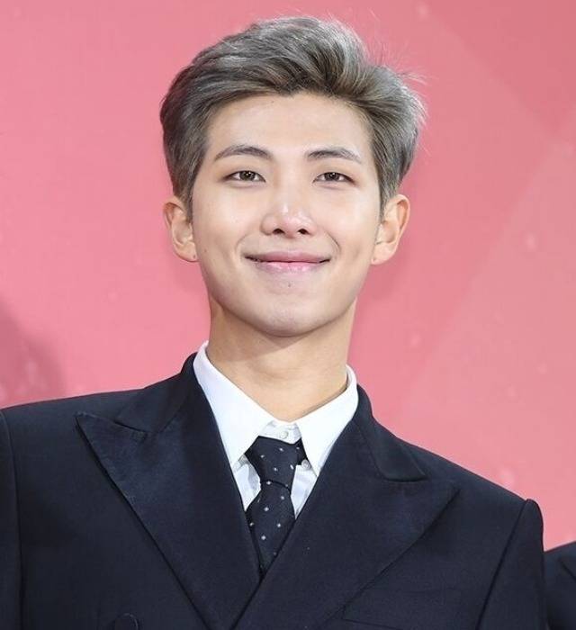출처: 방탄소년단 랩몬스터 “수록곡 ‘바다’, 무라카미 하루키 ‘1Q84’서 영감”-비즈엔터 (etoday.co.kr))