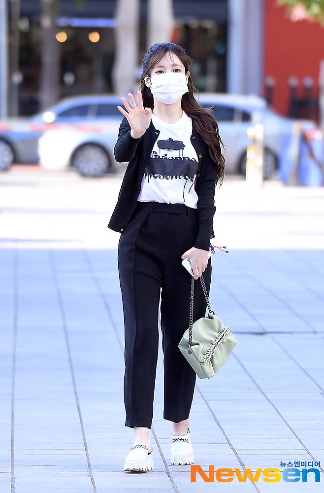 Lovelyz Yoo Ji-ae is entering SBS Mokdong office building in Yangcheon-gu, Seoul on the afternoon of May 25th, SBS Power FM Young Street schedule.