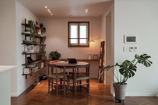 출처: <테이블> <조명> 제품 정보 보러가기 (▲이미지 클릭)