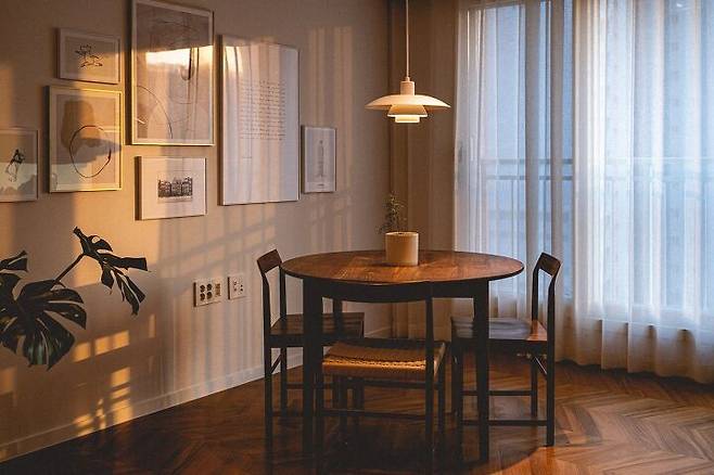 출처: <테이블> <의자> 제품 정보 보러가기 (▲이미지 클릭)