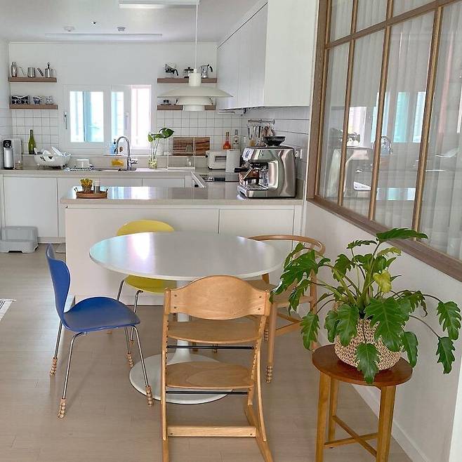 출처: <의자> 정보 보러가기 (▲이미지 클릭)