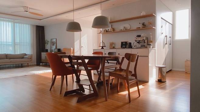 출처: <테이블> <의자> 정보 보러가기 (▲이미지 클릭)