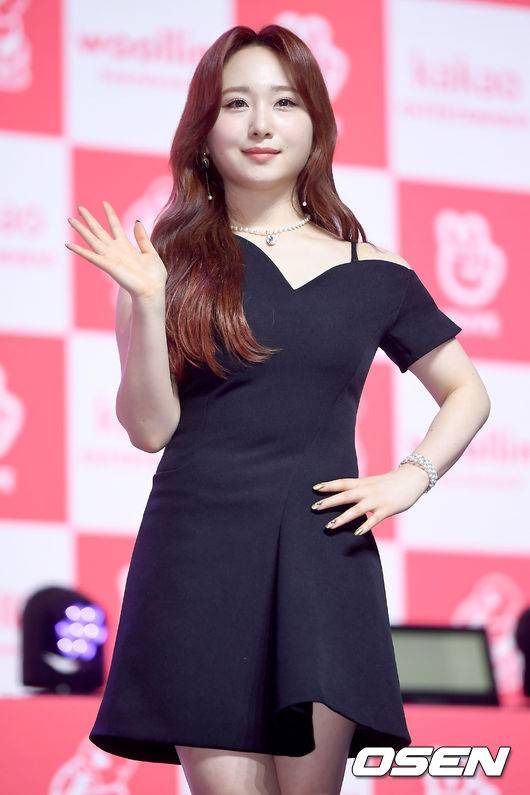 [OSEN=김성락 기자] 17일 오후 서울 용산구 한남동 블루스퀘어 아이마켓홀에서 그룹 로켓펀치(다현, 쥬리, 윤경, 연희, 소희, 수윤)의 첫 번째 싱글 앨범 [Ring Ring]의 발매 쇼케이스가 열렸다. 로켓펀치의 첫 번째 싱글 [Ring Ring]은 ‘뉴트로’ 콘셉트가 돋보이는 앨범으로 타이틀곡 ‘링링(RIng RIng)은 신스웨이브(Synthwave)와 신스 팝(Synth pop) 스타일을 혼합한 곡이다. 통통 튀고 위트 있는 가사 속 당당한 사랑을 표현하고 있다. 로켓펀치 쥬리가 취재진을 향해 포즈를 취하고 있다./ksl0919@osen.co.kr