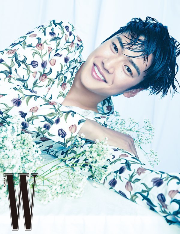On the 25th, Na In-woo released a June picture with fashion magazine W. Korea.Na In-woo in the public picture completed the picture with a mist flower in a fresh green suit and a sensual and lively atmosphere.On the other hand, Na In-woo has recently appeared in the KBS drama The Moon Rising River, which received favorable reviews for its authentic performance, followed by the appearance of Jinxs Couple.Another time, he will be in close contact with coach Yoon Sang-ho.Photo: W Korea