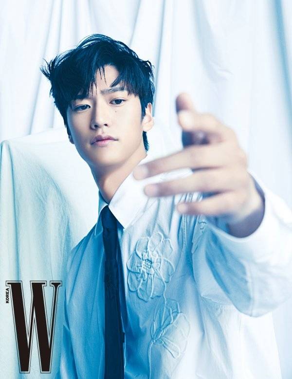 , Unique atmosphere becomes an actor who is sincere25-day nine-in-wooIs a June picture with fashion magazine W. Korea.Nine-in-woo in the public pictureIs a fog flower in a fresh green suit and creates a sensational and lively atmosphere and completes the picture.Meanwhile, nine-in-wooHas recently appeared in the KBS drama The Moon Rising River, which received favorable reviews for its authentic performance, followed by the appearance of Jinxs Lovers.He will once again meet with Yoon Sang-ho.Photo: W Korea