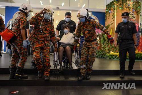 말레이시아 열차 충돌로 다친 승객을 구조대원이 옮기고 있다 [신화=연합뉴스]