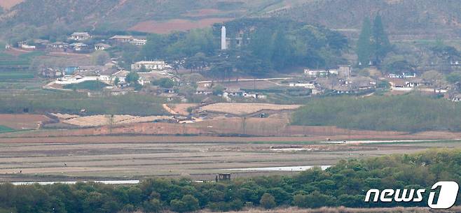 경기 파주 접경지역에서 바라본 북한 개풍군 마을 일대.2021.4.26/뉴스1 © News1 안은나 기자