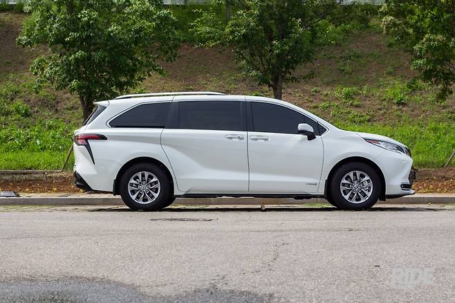 외관은 내연기관 모델이나 하이브리드나 차이가 없다.