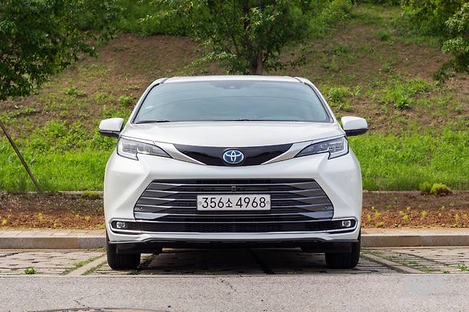 낮고 넓은 인상의 전면부 디자인. 하이브리드 모델은 엠블럼에 파란색이 더해진다.