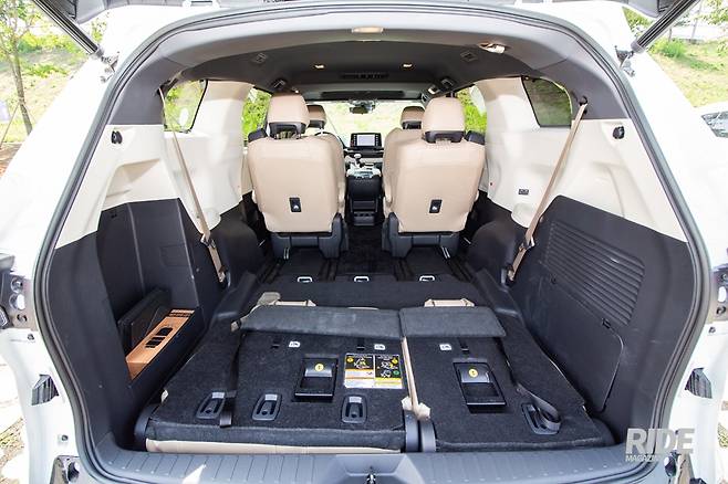 3열 시트를 접으면 트렁크 아래 공간으로 들어가 더 넓은 수납공간을 확보할 수 있다.