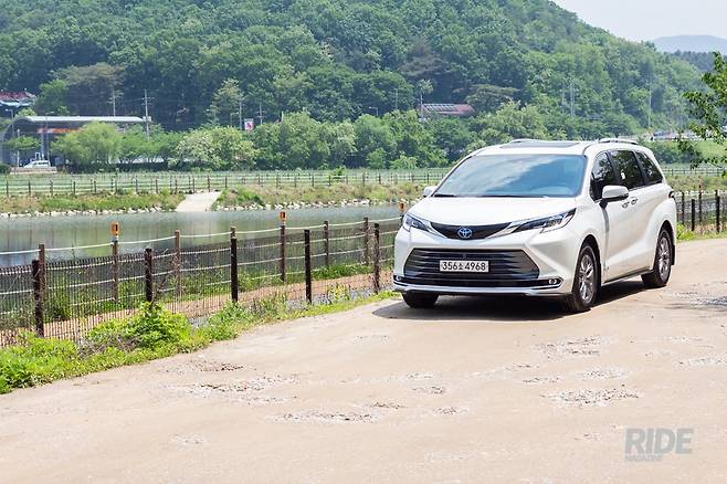 E-four 사륜구동 시스템 덕분에 여행중 만나게되는 비포장도로 정도는 문제없이 지날 수 있다.