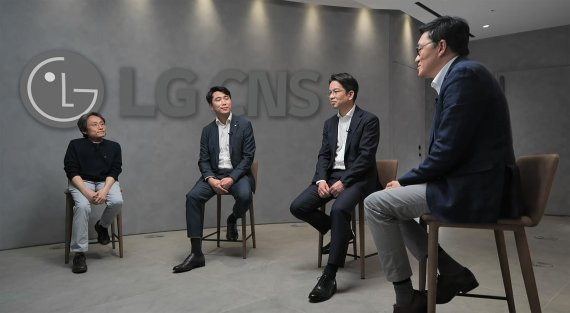 LG CNS가 26일 새 보안브랜드 '시큐엑스퍼' 출시하며 진행한 보안 온라인 세미나에서 패널들이 보안관제서비스 기업(MSSP)에 대해 토론하고 있다. LG CNS DTI사업부 보안사업담당 배민 상무, 안랩 마케팅본부 이상국 상무, 삼정KPMG 컨설팅부문 고영대 상무, LG CNS 보안기술전략팀 곽규복 전문위원(오른쪽부터). LG CNS 제공