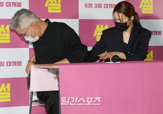 Actor Jo Jae-yoon attends a premiere of the movie Sleep at the entrance of Lotte Cinema Counter in Jayang-dong, Seoul Gwangjin District on the afternoon of the 26th.The film Sleep is a story about the unpredictable things that are getting bigger and bigger as those who gathered in a remote mansion looking for honey alba begin to unravel the unbelievable sledding.