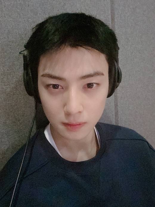 Group Astro member Cha Eun-woo showed off her new hairstyle.On the 26th, Cha Eun-woo posted two photos through Astro Official Twitter Inc. and left a message saying, That hair was cut. How is it?Its Cha Eun-woo with a changed head smile like an awkward one.He wears headphones, but shows a noticeably shortened bamtool hair styling - his cool-looking forehead makes Cha Eun-woos small face even more prominent.High nose, charismatic eyes, and good impression prove to be beautiful.The netizen responded I do not need to ask, Cha Eun-woo is what, the best person to shave, the real beauty 129.