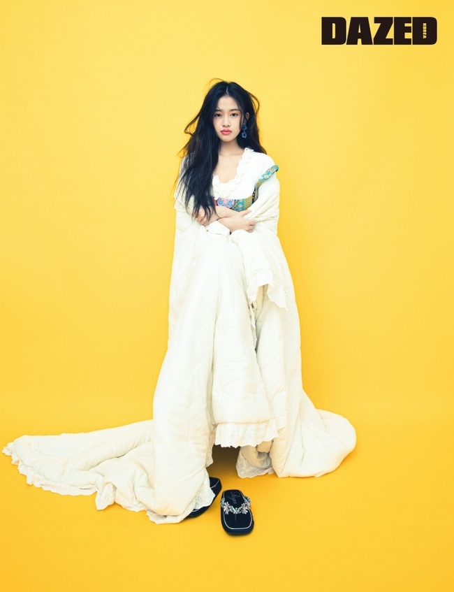 A picture of Ahn Yu-jin from IZ*ONE has been released.On May 26, fashion magazine Daysed released the first solo picture of Ahn Yu-jin, which is at the new starting point.In this picture, which was based on the concept of dreaming under the moonlight, Ahn Yu-jin showed a hopeful and lovely appearance.Ahn Yu-jin was reminiscent of a full bloom of flowers with a rich silhouette black tulle dress.Styling, which matches the roper in a white shirring dress, caught the attention of those who produced scenes that seemed to be a pajama party.In particular, Ahn Yu-jin is a back door that showed off his big height and perfect visuals, played various poses and facial expressions, but led the scene atmosphere with his unique energetic energy when the camera turned off.Ahn Yu-jin last month completed an online concert One the Story (ONE, THE STORY) last month and completed two and a half years of IZ*ONE activities.After the end of the activity, SBS popular song is leading and preparing for a new start.