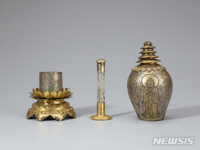 [서울=뉴시스] 보물 제1925호 이성계 발원 사리장엄구 일괄 중 은제금도금라마탑형사리기와 유리제사리병(가운데) (사진=국립중앙박물관 제공) 2021.05.26. photo@newsis.com