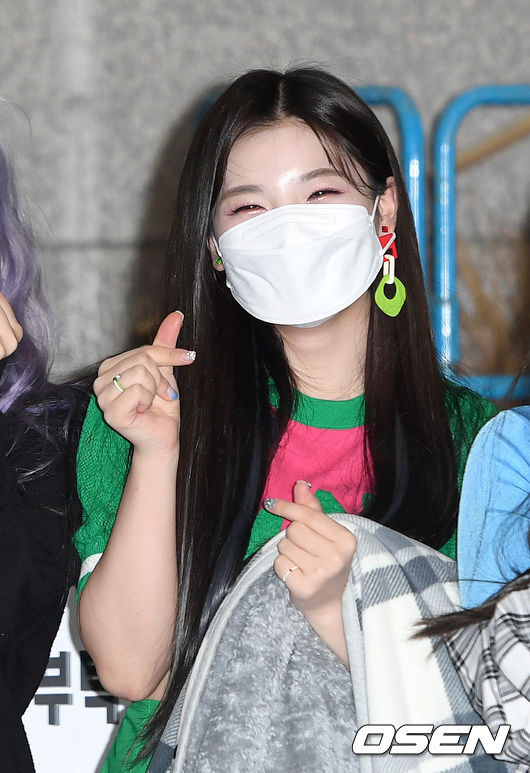 On the morning of the 26th, a pre-recording of Show Champion was held at MBC Dream Center in Ilsan, Goyang City, Gyonggi Province.Group trivi jinha poses for reporters as they head to the station.