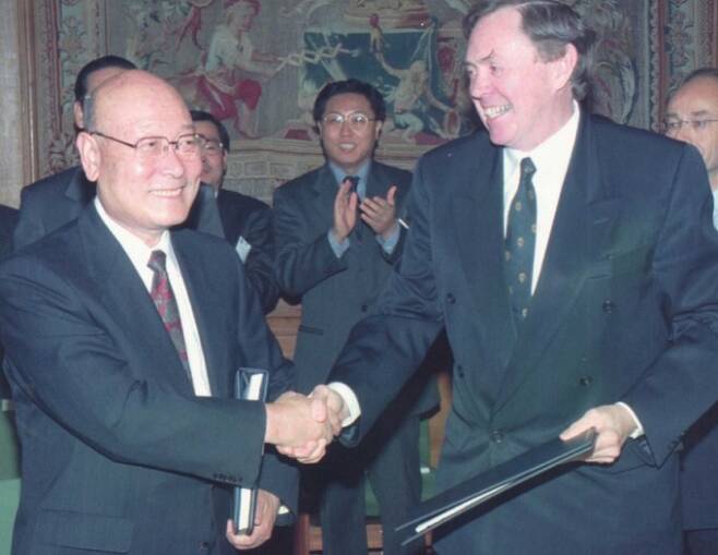 1996년 공로명 당시 외무부 장관(왼쪽)이 프랑스 파리 OECD 본부에서 한국의 OECD 가입 서명식을 마친 뒤 도널드 존스턴 당시 OECD 사무총장과 악수하고 있다. 세계일보 자료사진