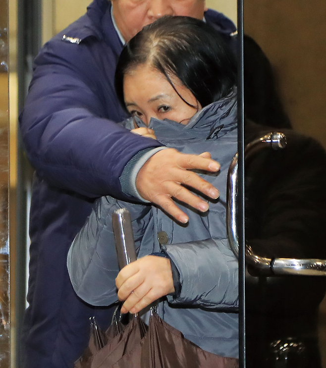 2016년 11월26일 최순득씨가 검찰 특별수사본부에서 참고인 신분으로 조사를 받은 뒤 남편 장석칠씨의 보호를 받으며 서울 서초구 서울중앙지검을 나서고 있다. &copy; 연합뉴스