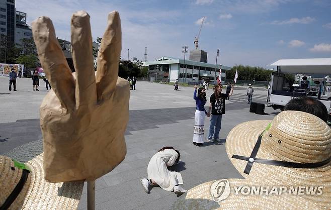 미얀마 민주화운동과 연대하는 광주 지난 23일 오후 광주 동구 5·18 민주광장에서 미얀마 민주화운동을 지지하는 집회가 열리고 있다. [연합뉴스 자료사진]