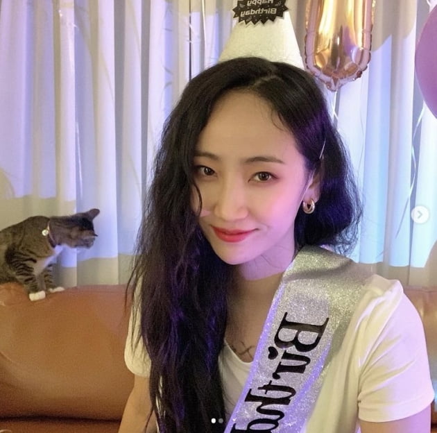 Singer Park Ye-eun (Wonder Girls Park Ye-eun) has been in the mood.Park Ye-eun posted a birthday selfie on her Instagram account on Thursday, with Park Ye-eun writing with the photo: I enjoyed my birthday live.Park Ye-eun is also enjoying his birthday with a birthday band.On the other hand, Park Ye-eun made his debut as a group Wonder Girls under the name Park Ye-eun, showing his lyric and composition skills and developing his artist status.After the Wonder Girls disbandment, the contract with JYP was terminated and then the Dynamic Duo moved to Amoeba Culture, where he was head of the team in 2017, showing a new look.Photo: Hot Belt Park Ye-eun SNSa fairy tale that children and adults hear togetherstar behind photoℑat the same time as the latest issue