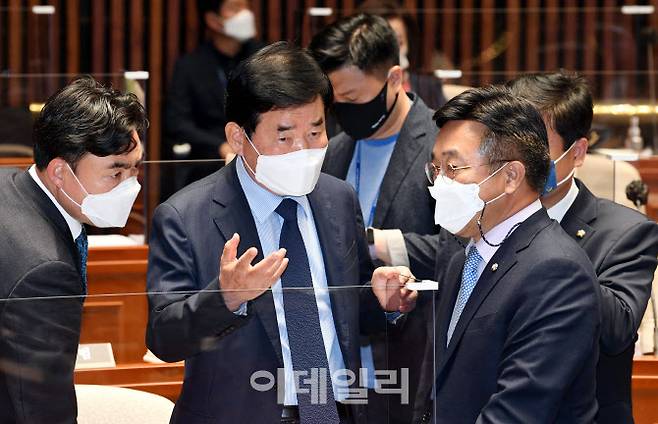 [이데일리 방인권 기자] 윤호중 원내대표와 김진표 부동산특위위원장이 27일 국회에서 열린 ‘더불어민주당 정책의총’에서 이야기를 나누고있다.