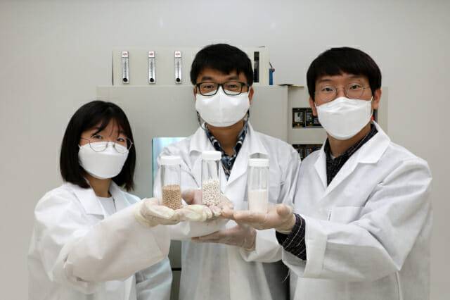 원자력연구원 연구진이 세가지 형태의 황-제올라이트 복합체를 들고 있다. 사진=원자력연