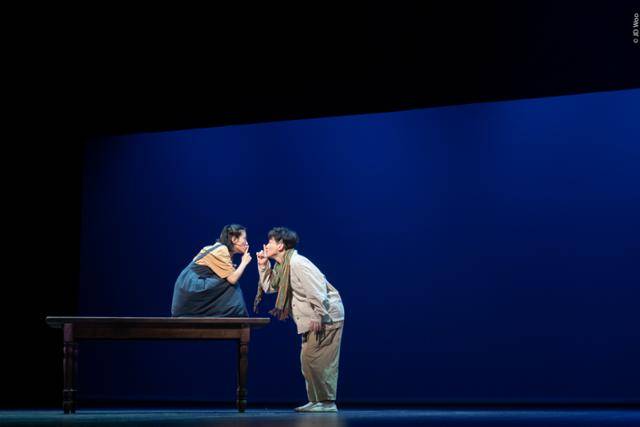 '그을린 사랑'의 무대는 공백으로 가득 차 있다. '잘 들리기 위한 무대'를 추구한 신유청 연출의 철학이 나타난다. LG아트센터 제공