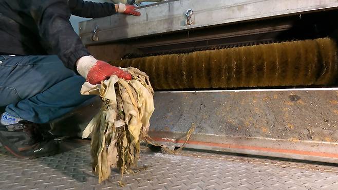 자동으로 이물질을 제거하는 기계에서도 쉽게 볼 수 있는 물티슈 이물질