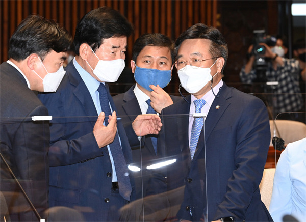 윤호중 더불어민주당 원내대표(맨 오른쪽)와 김진표 민주당 부동산특위 위원장(왼쪽 둘째)이 27일 국회에서 열린 부동산 관련 정책의원총회에서 논의하고 있다. [이승환 기자]